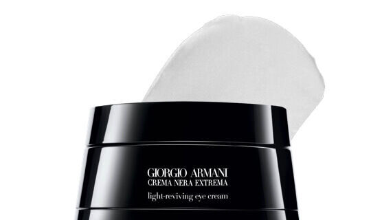 Alt text: "Vasetto di crema per gli occhi Giorgio Armani Crema Nera Extrema con un applicatore bianco sopra."