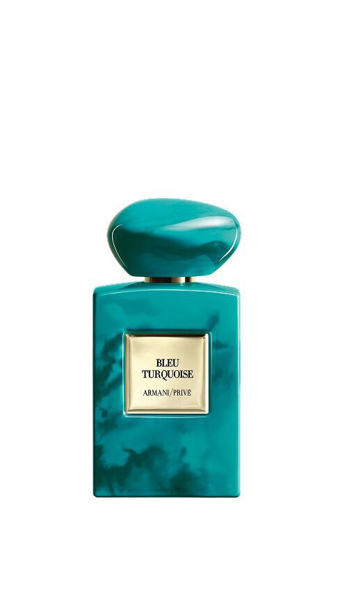 Armani/Prive Bleu Turquoise: un flacone turchese profondo con venature organiche, che evoca le acque cristalline dell'India e l'incontro mistico tra la freschezza marina e il calore dell'incenso.