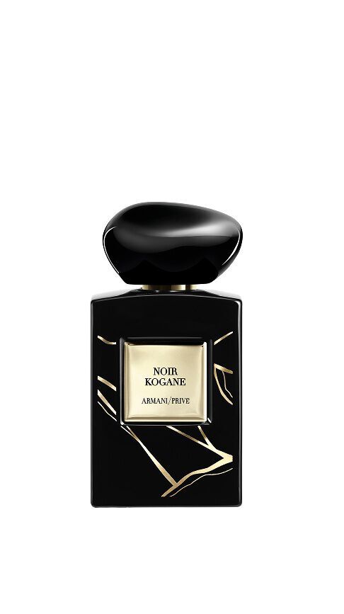 Armani/Prive Noir Kogane: un misterioso flacone nero ornato da delicate venature dorate ispirate al Kintsugi, che evoca l'eleganza della pelle scura e la profondita di un'arte ancestrale giapponese.