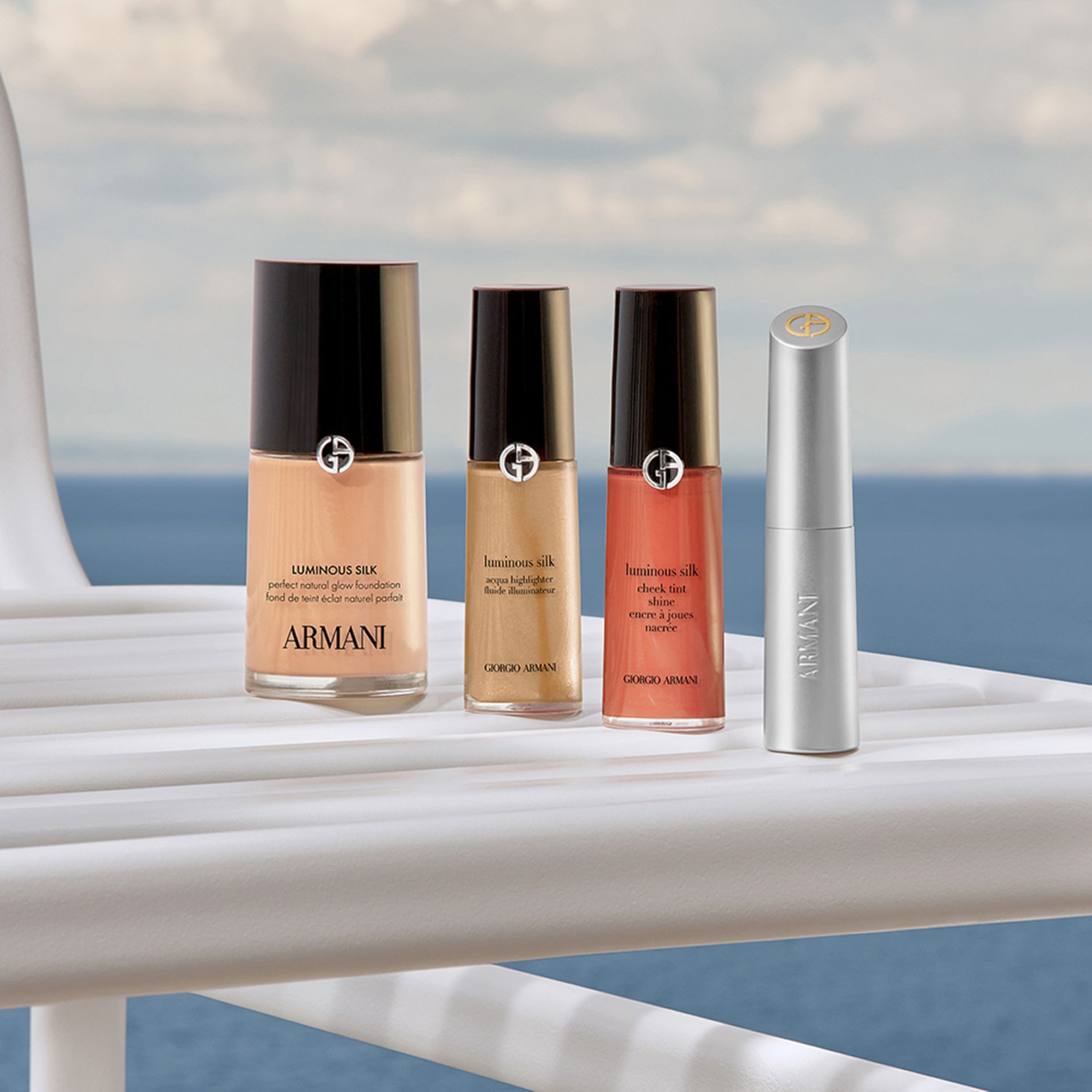 Un rito di bellezza sofisticato: Fondotinta Luminous Silk, Correttore, Cheek Tint e rossetto argento. Adagiati su uno yacht davanti al mare, queste icone promettono una radiosita naturale per una fuga di lusso sulla costa.