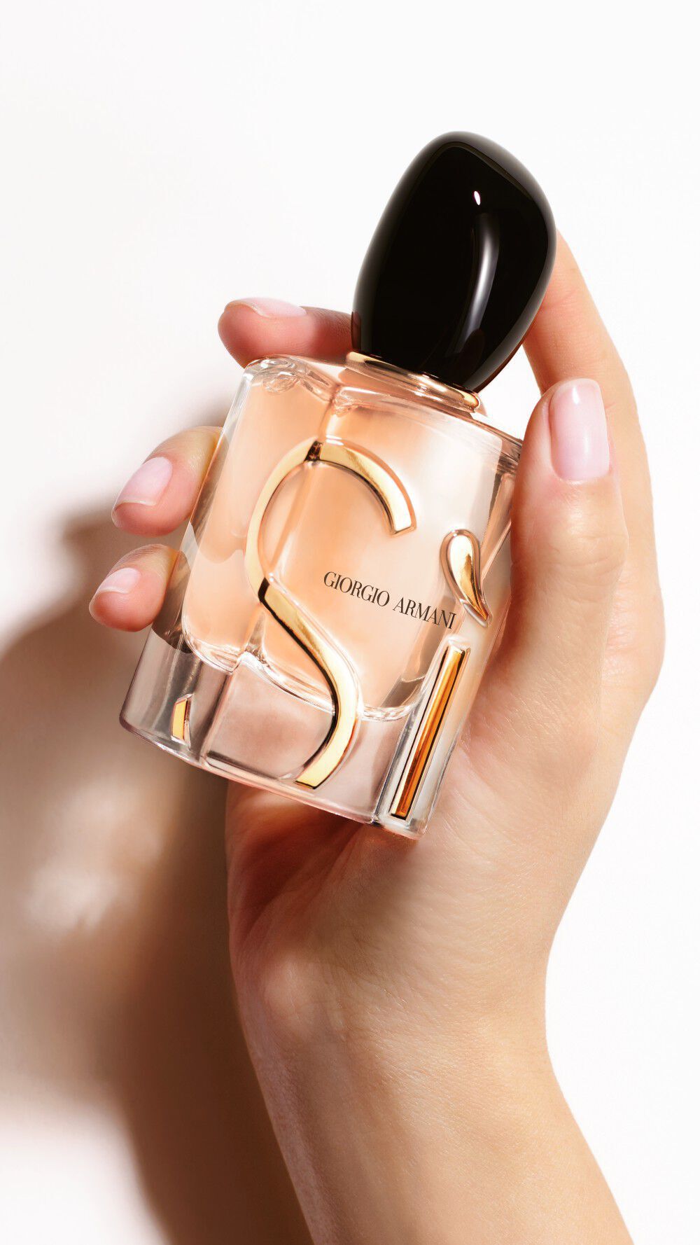 Una mano che tiene una bottiglia di SI EAU DE PARFUM