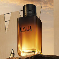 Flacone di profumo I Will di Giorgio Armani, dai toni ambrati e dorati, su sfondo di cielo al tramonto