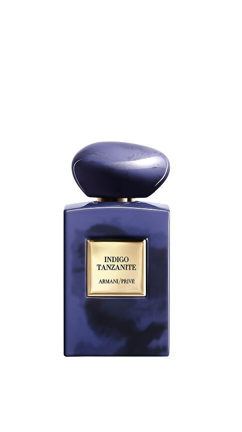 Armani/Prive Indigo Tanzanite: un flacone blu indaco marmorizzato che cattura il misterioso bagliore del cielo notturno africano, celebrando la profondita del patchouli e la forza minerale della gemma.