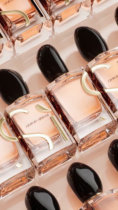 Molti SI PARFUM ordinatamente disposti.