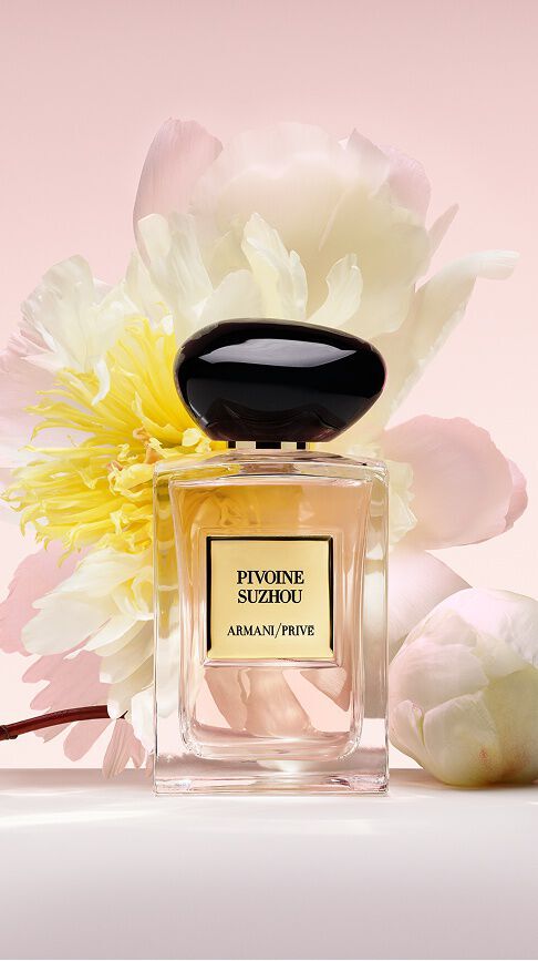 Armani/Prive Pivoine Suzhou: un flacone con una fragranza rosa tenue, tra lussureggianti peonie bianche e gialle, che celebra la grazia e la radiosita della natura.