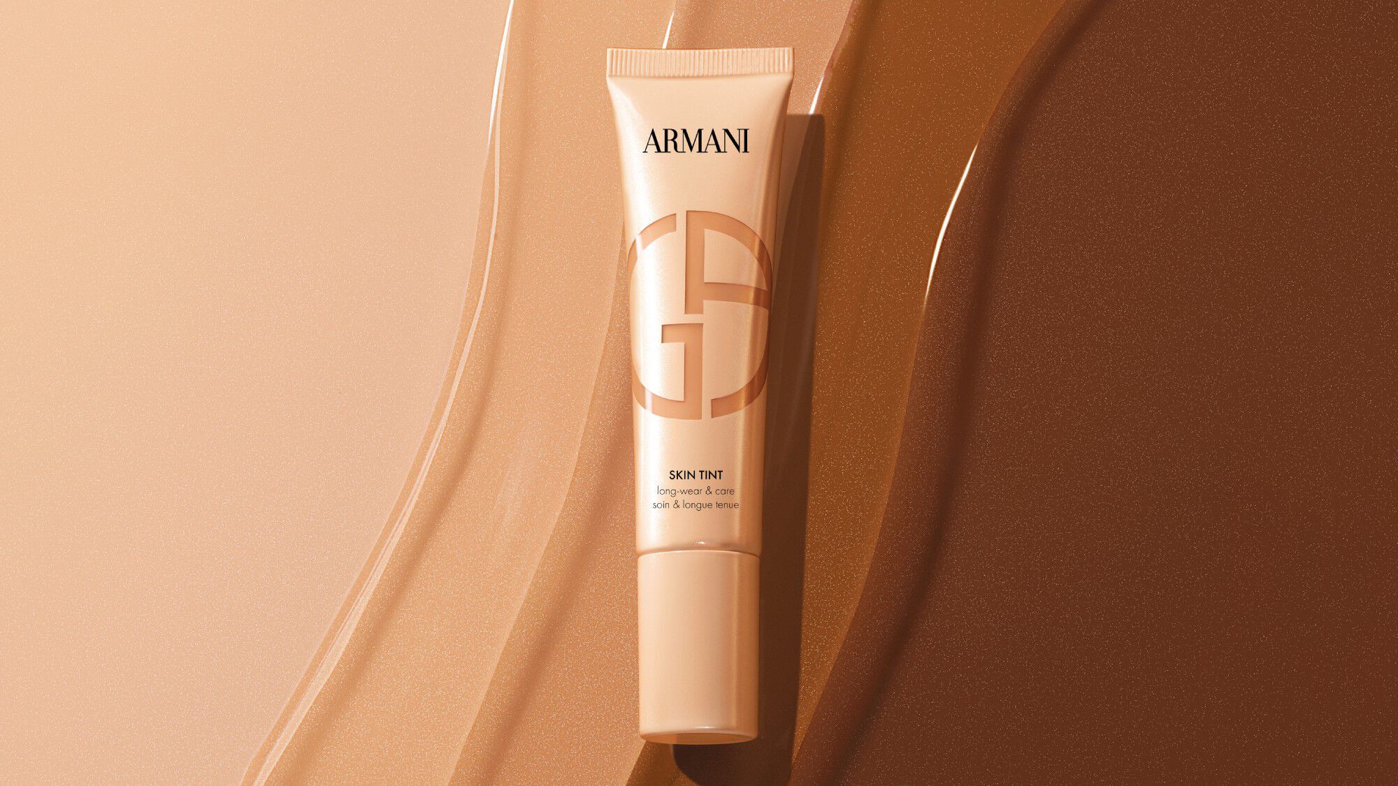 Tubetto di Armani Skin Tint su campioni di fondotinta liquido di varie tonalita.