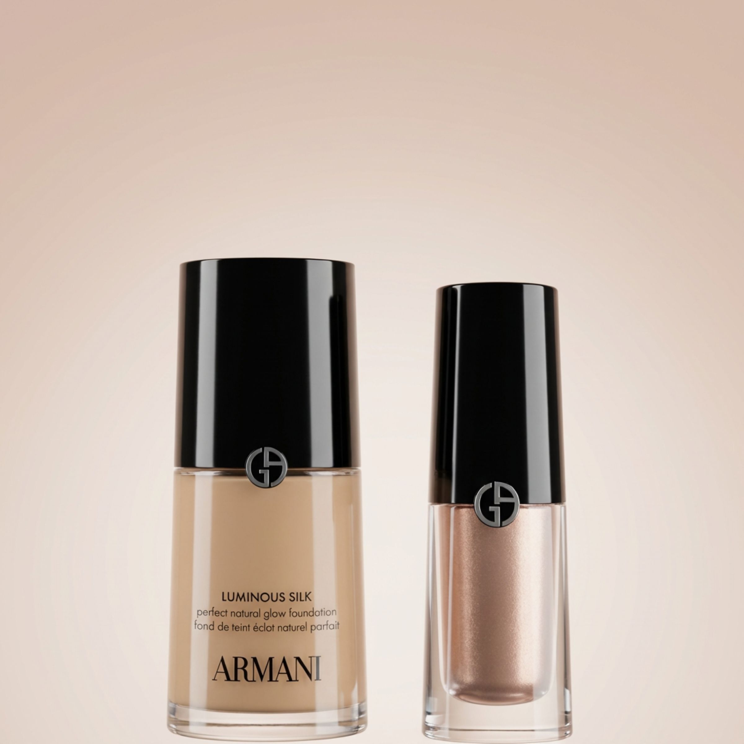 Un raffinato duo di icone Armani: il Fondotinta Luminous Silk e un radioso Eye Tint. Su uno sfondo luminoso, incarnano la bellezza naturale e la radiosita impalpabile che definiscono l'incarnato e lo sguardo firma della Maison.​