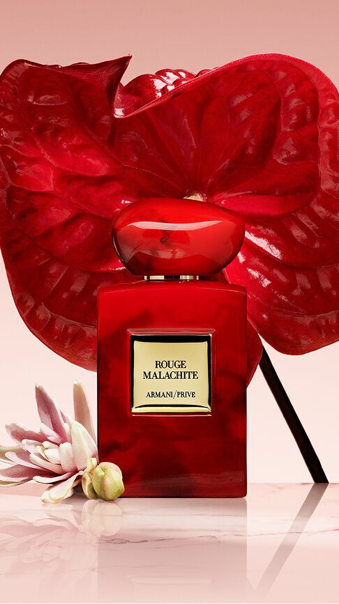 Armani/Prive Rouge Malachite: un passionale flacone rosso con venature organiche, sormontato da un vivace fiore di anthurium, simbolo dell'energia vibrante e del calore carnale della tuberosa.