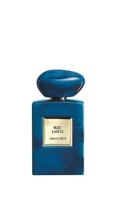Armani/Prive Bleu Lazuli: un flacone blu azzurro profondo con venature cremose, che invita a un viaggio spirituale nel cuore dell'India, tra la dolcezza del miele e la nobilta del tabacco e dell'incenso.