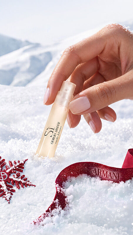Madisin Rian con un look make-up delle feste Armani Beauty per la prova virtuale.