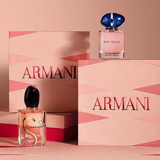 Flaconi dei profumi Giorgio Armani Si e My Way esposti con confezioni regalo rosa del brand.