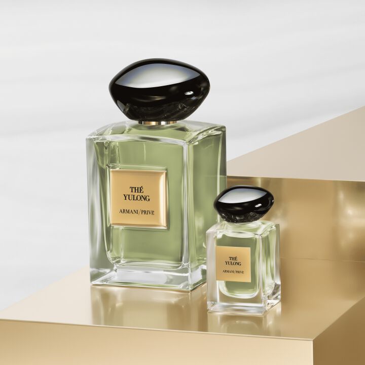 Due flaconi di profumo Armani Prive The Yulong su un supporto dorato.