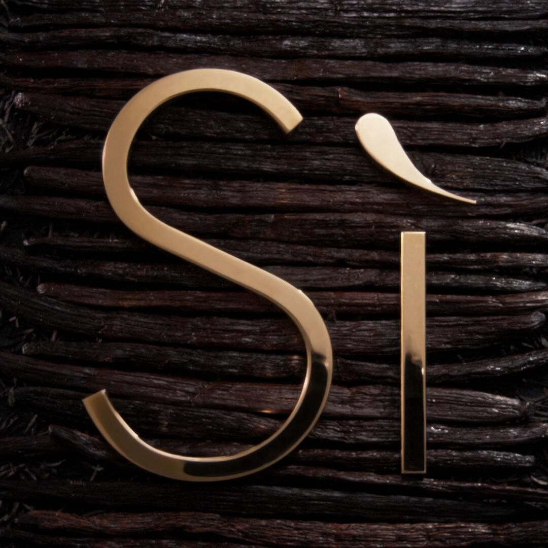 Logo elegante con la scritta 'Si' in oro su sfondo di legno scuro.