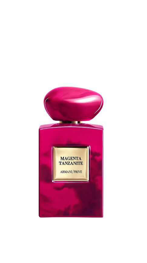 Armani/Prive Magenta Tanzanite: un intenso flacone magenta con venature scure, che evoca il calore vibrante di un'alba sulla savana e l'energia speziata dello zenzero e del cardamomo.