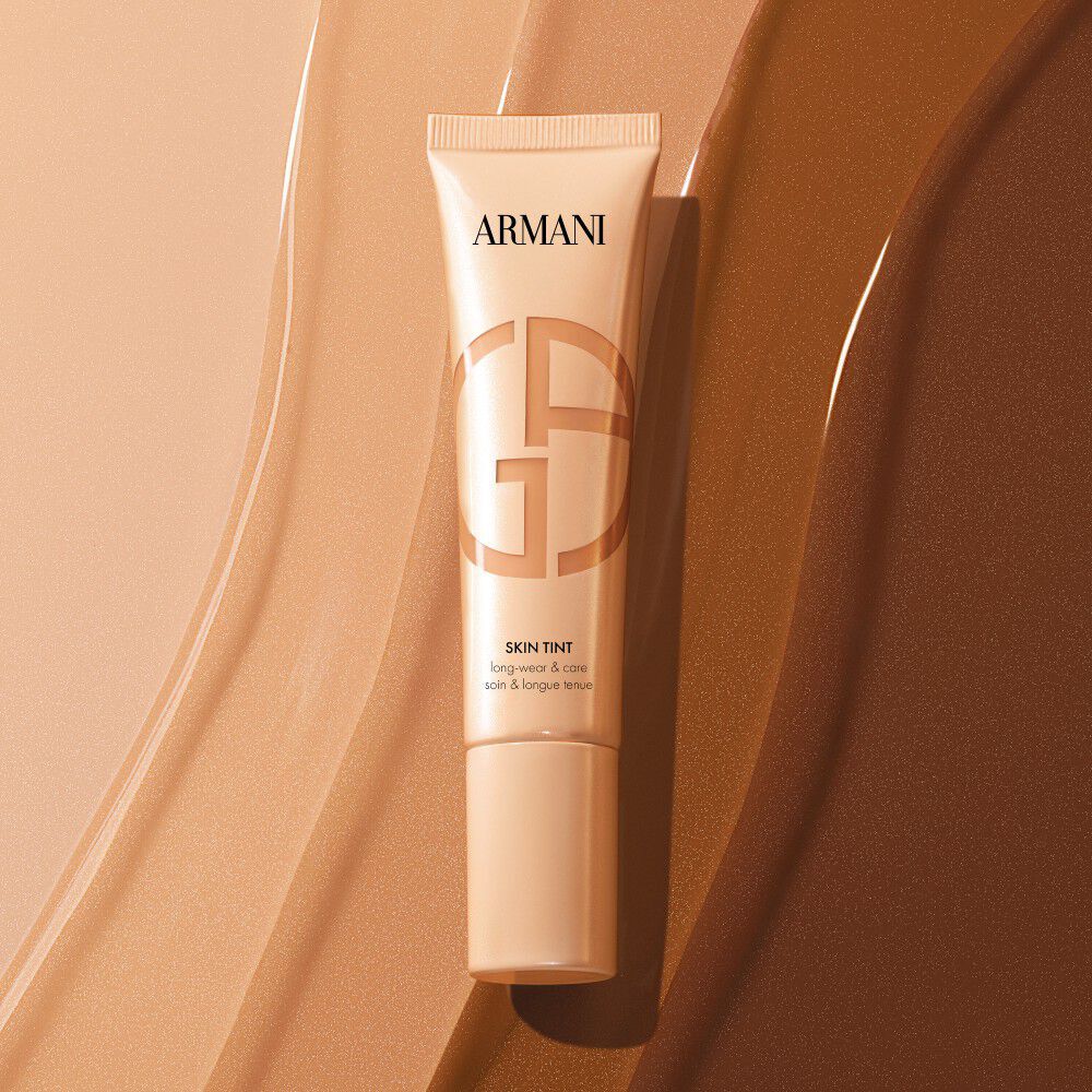 Tubetto di Armani Skin Tint su campioni di fondotinta liquido di varie tonalita.