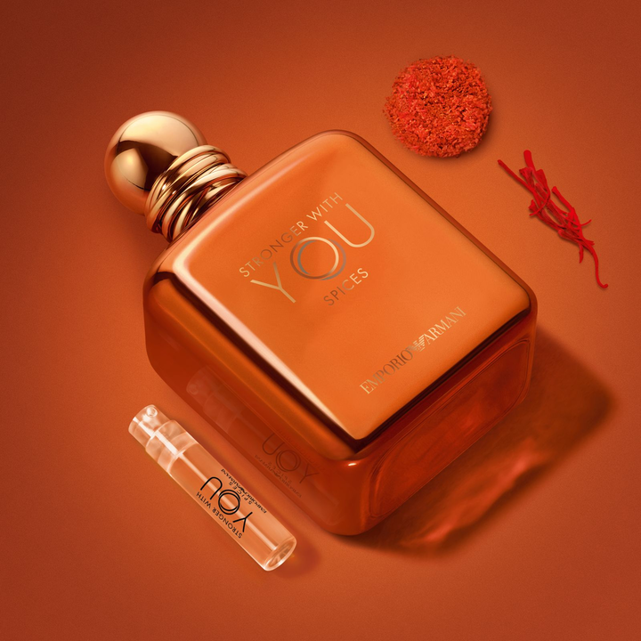 Il fascino magnetico di Stronger With You Spices e il suo flaconcino discovery, tra pistilli di zafferano e accordi speziati. Un visual vibrante che cattura l'essenza calda e solare di questa fragranza maschile di lusso assoluto.
