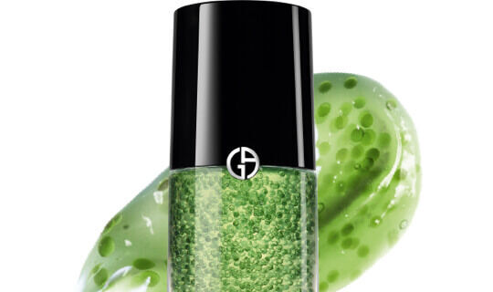 Flacone di un prodotto di bellezza con texture verde brillante e dettagli in gel.
