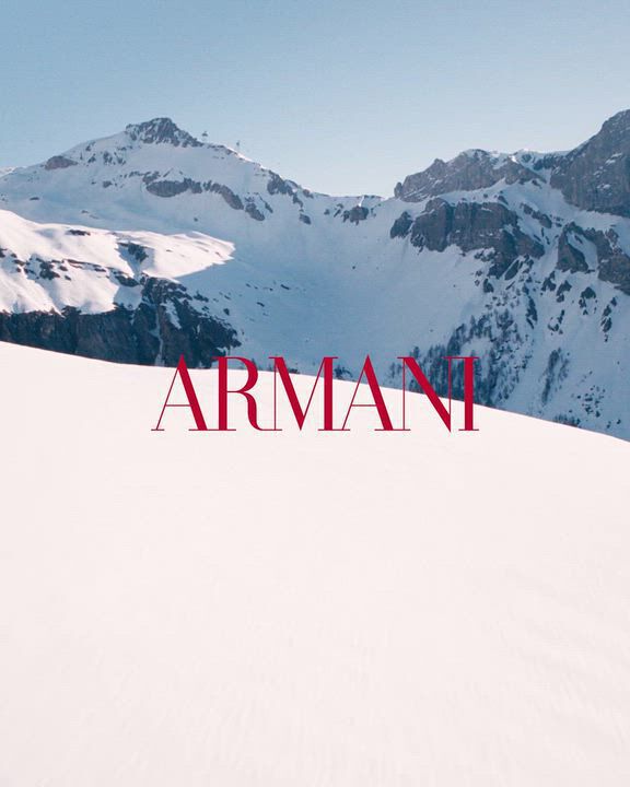 Paesaggio innevato delle Alpi italiane per la campagna delle feste 2026 di Armani Beauty, all’insegna del glamour invernale.
