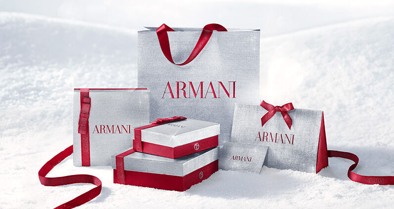 Flaconi di profumo Giorgio Armani "Si" e "My Way" esposti con scatole regalo decorative Armani.