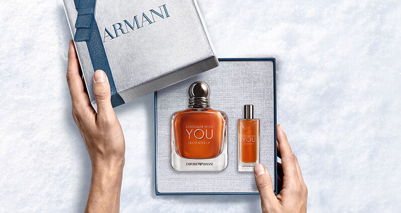 Flacone di profumo Giorgio Armani "Acqua di Gio" con una scatola regalo Armani blu testurizzata.