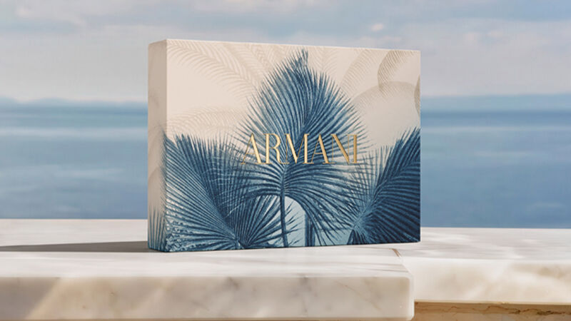 Flaconi di profumo Giorgio Armani "Si" e "My Way" esposti con scatole regalo decorative Armani.