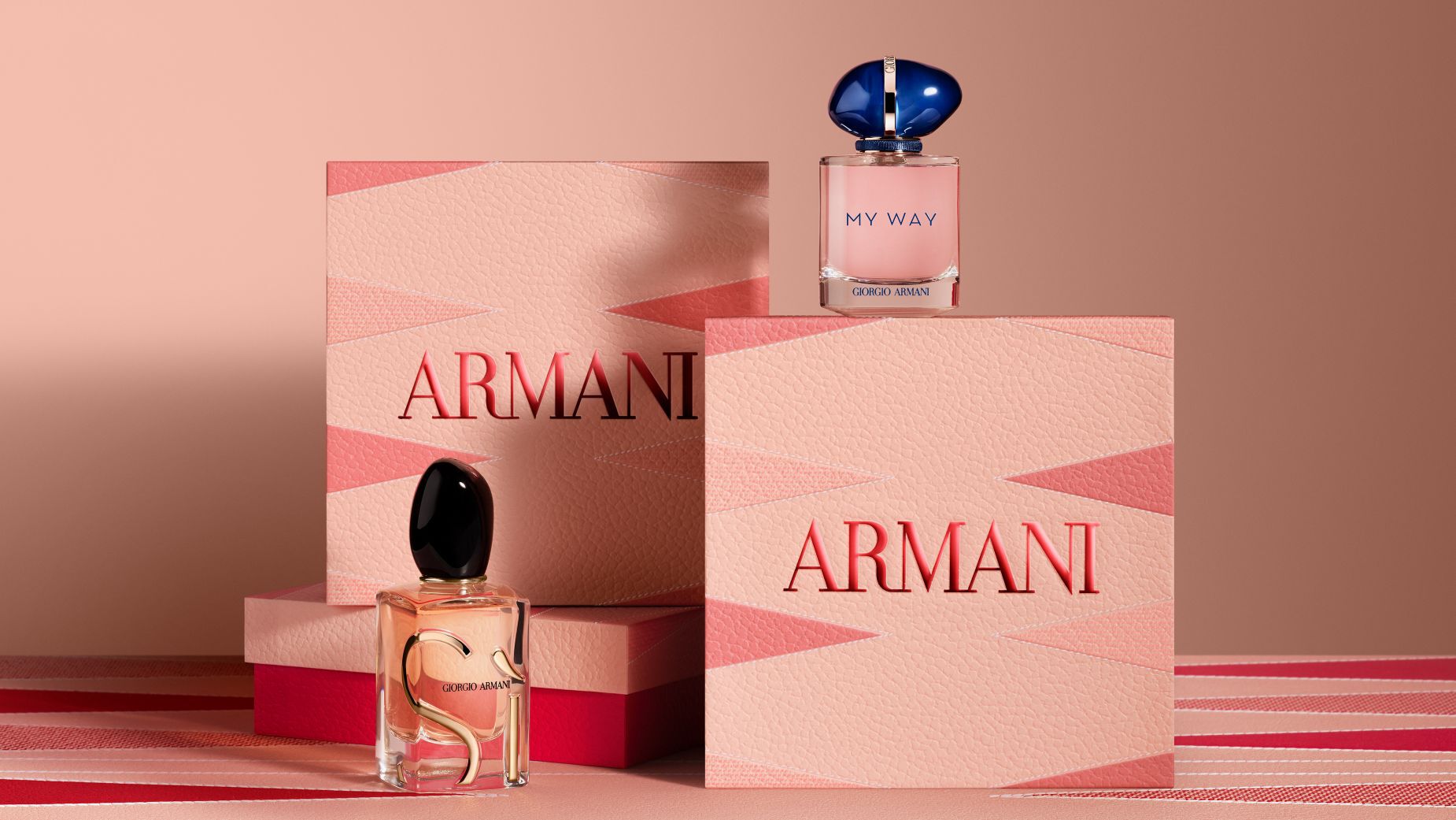 Flaconi di profumo Giorgio Armani "Si" e "My Way" esposti con scatole regalo decorative Armani.