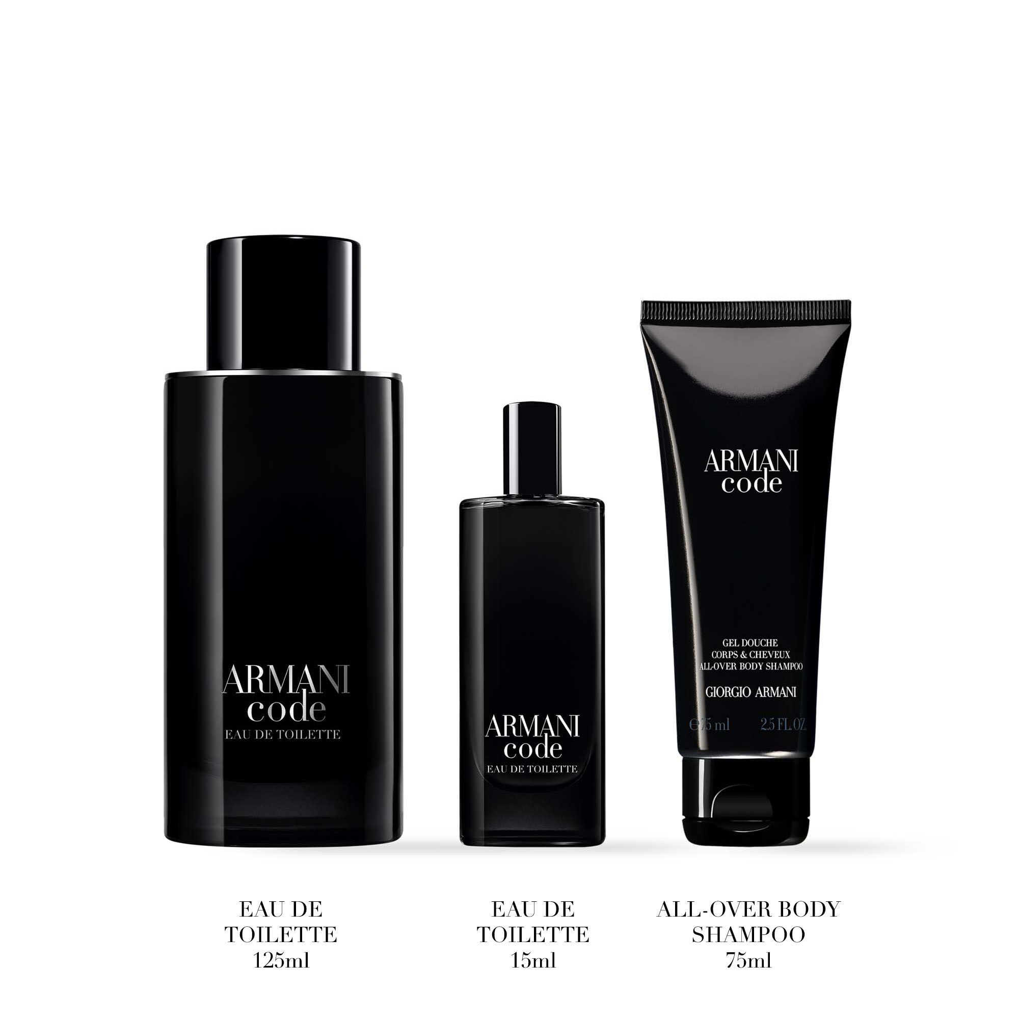 Tre prodotti Armani Code sono disposti fianco a fianco su uno sfondo bianco. Da sinistra a destra: una grande bottiglia nera etichettata “Eau de Toilette 125ml”, una bottiglia piu piccola abbinata etichettata “Eau de Toilette 15ml” e un tubetto nero etichettato “All-Over Body Shampoo 75ml”.