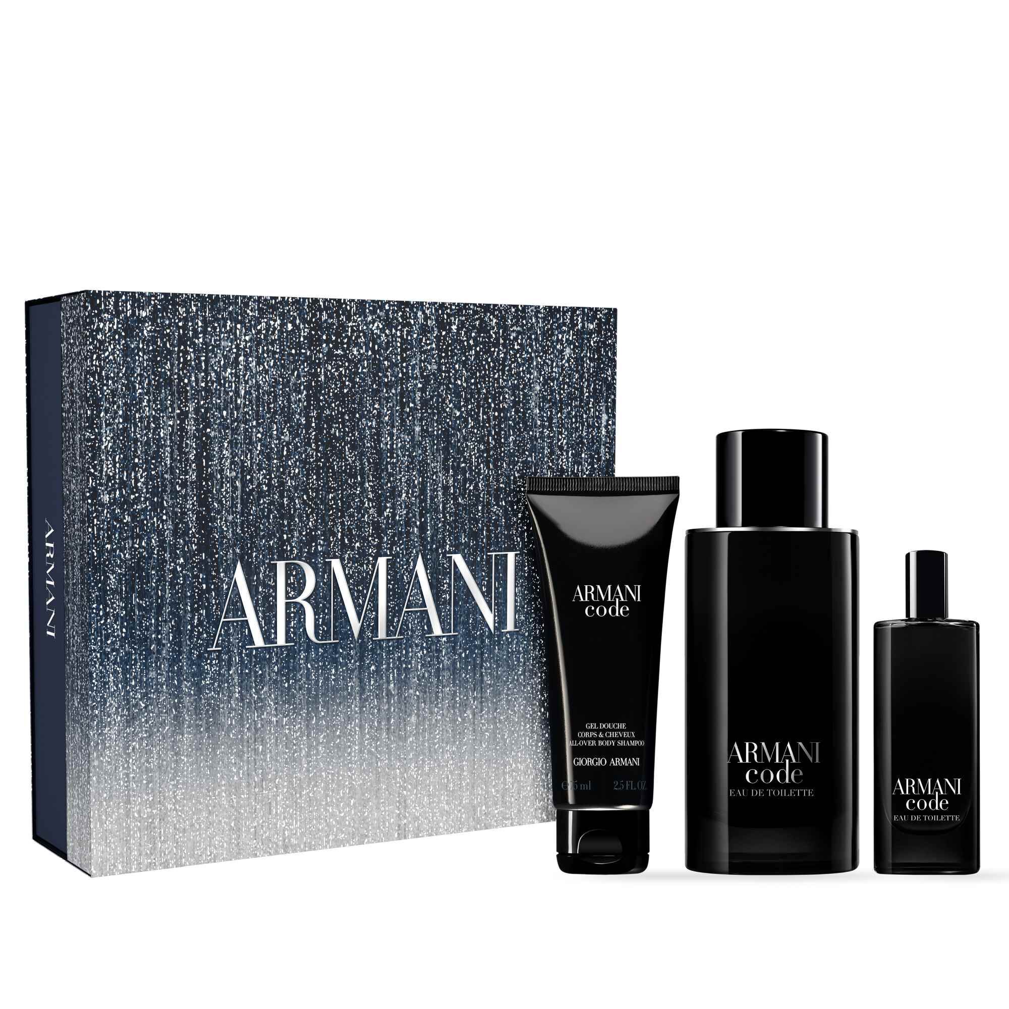 Viene presentato un cofanetto regalo Armani Code, con un'elegante scatola blu scuro con un design sfumato e il logo Armani. Davanti alla scatola ci sono tre prodotti: un tubetto di gel corpo, una bottiglia grande di Eau de Toilette e una bottiglia piu piccola di Eau de Toilette formato viaggio, tutti in un'elegante confezione nera.