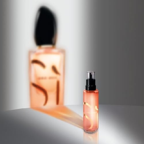 Flaconi di profumo Giorgio Armani 'Si', con un design elegante e sofisticato, su sfondo chiaro.