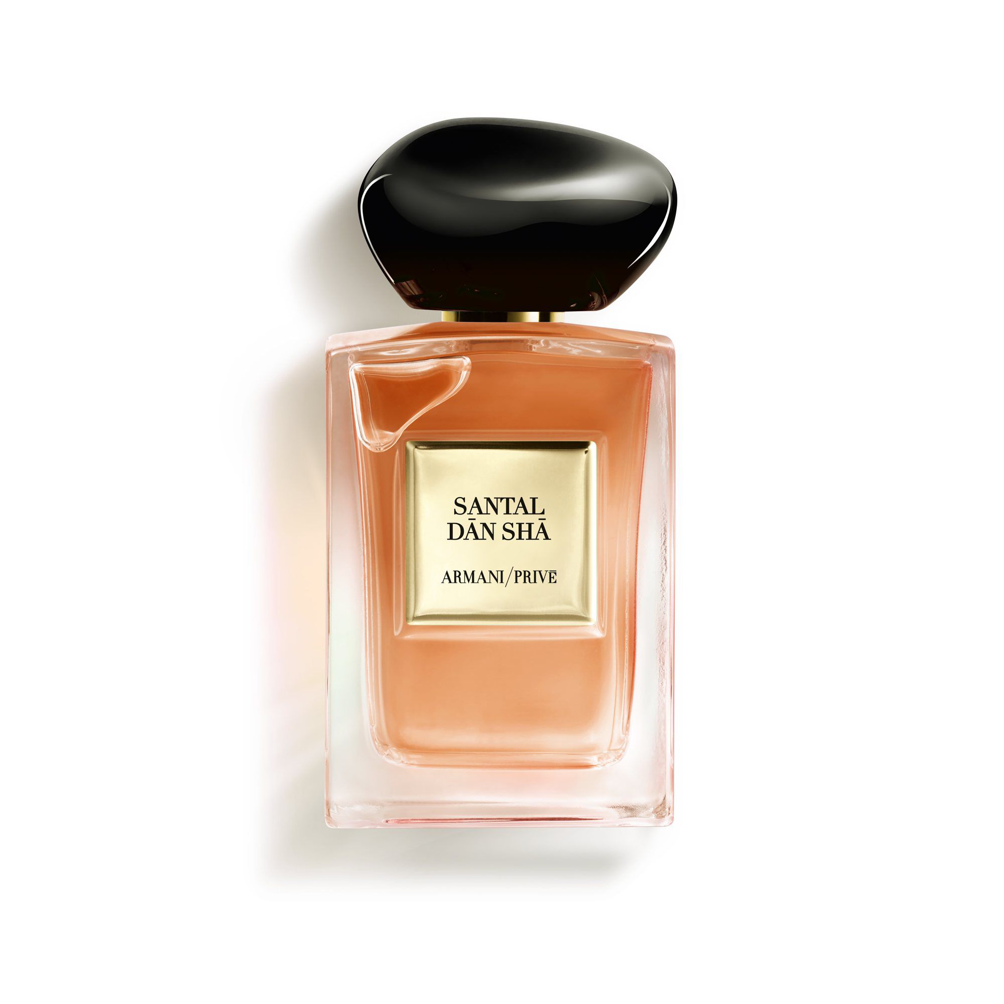 Flacone di profumo Santal d’An Sha di Armani Privé, elegante e sofisticato con tappo nero e etichetta dorata.