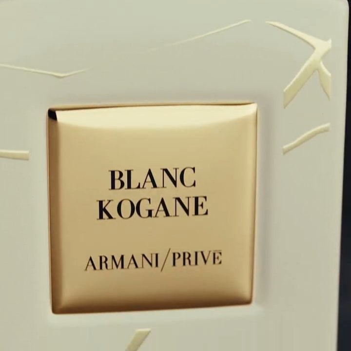 Flacone di profumo Armani Privé Blanc Kogane con etichetta dorata su sfondo bianco elegante.