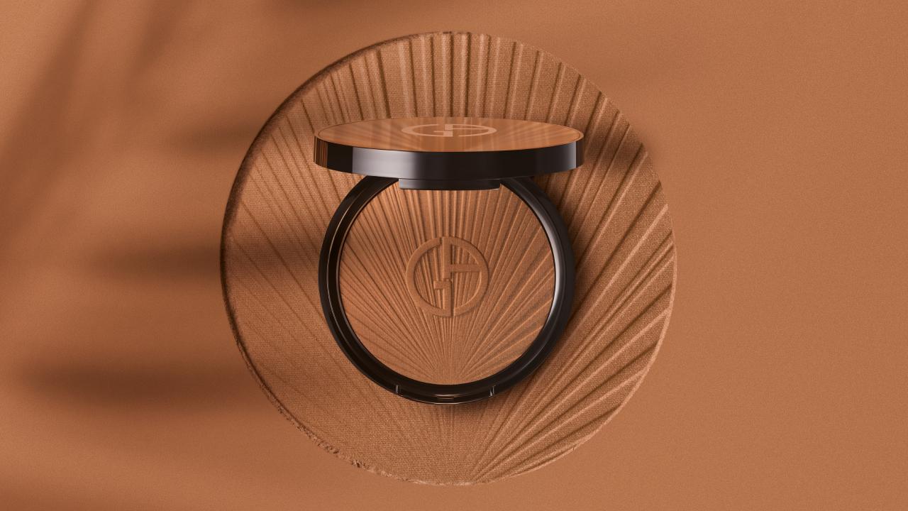 Compatto di trucco con logo su sfondo color terra, con un design elegante e minimalista.
