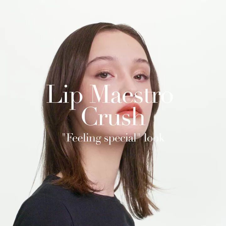 Modella con trucco labbra brillante, sguardo espressivo, scritta 'Lip Maestro Crush - Look 'Feeling Special''.