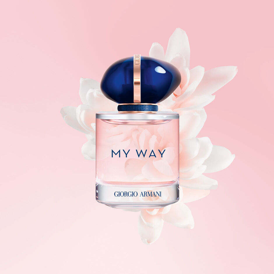 Flacone di profumo 'My Way' di Giorgio Armani, con tappo blu e sfondo floreale rosa.