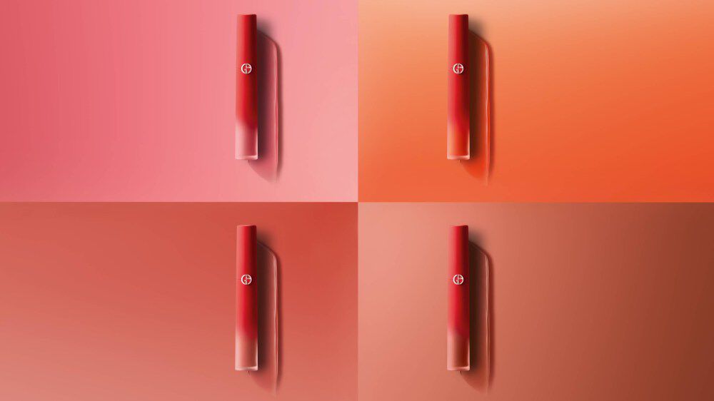 Quattro tonalità di rossetto ardente in una composizione elegante su sfondi sfumati.