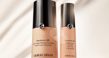 Bottiglie di base Giorgio Armani Luminous Silk su sfondo bianco con un disegno rosso sul fondo..